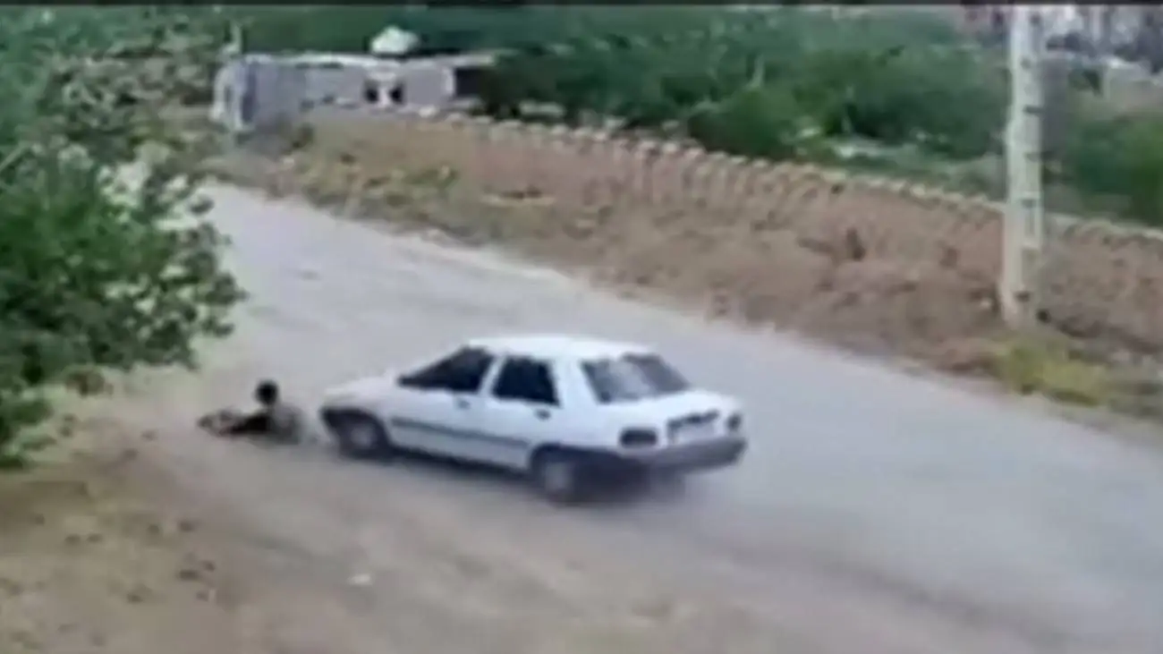 ویدیو  -  حادثه ای جالب در کاشان؛ تصادف کودک پشت فرمان پراید با یک کودک دیگر!