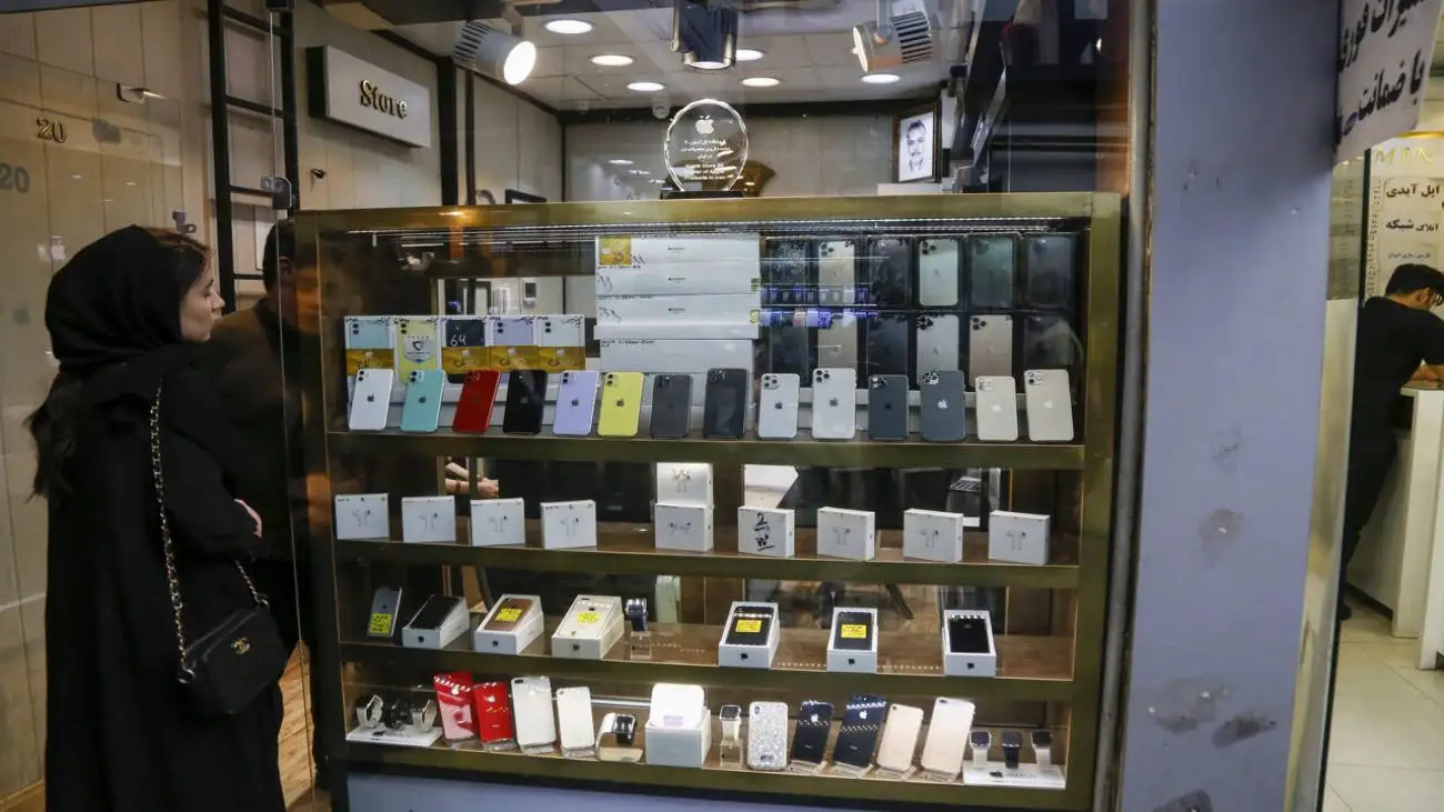 کاهش واردات رسمی تلفن همراه  -  مسافران دست به گوشی شدند