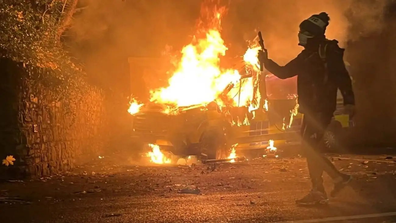 ویدیو  -  آتش سوزی خودروی پلیس در دوبلین در پی اعتراضات به پناهجویان