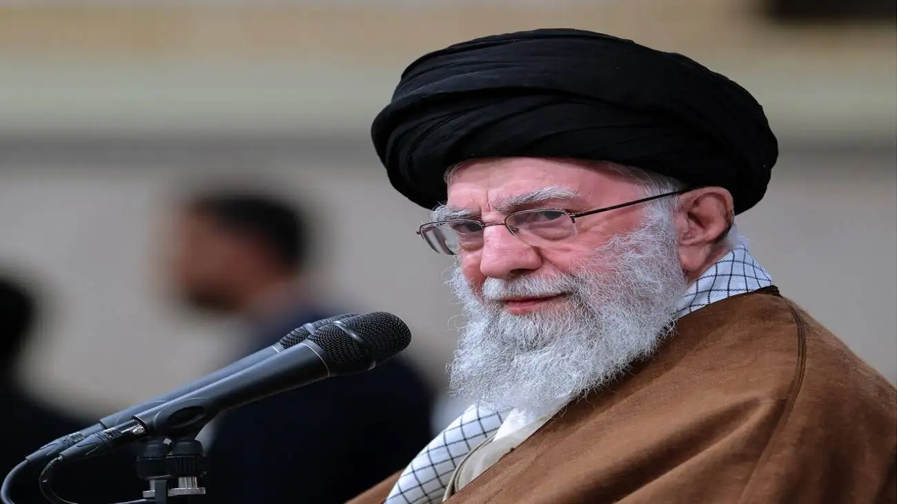 دست نوشته  رهبر انقلاب در صفحه  اول قرآن اهدایی به خانواده  شهید آوینی  -  عکس