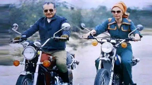 سفر به ایام قدیم سال 1340؛ سفر لاکچری به پاریس محمدرضا پهلوی و فرح دیبا در کنار سیمکا!