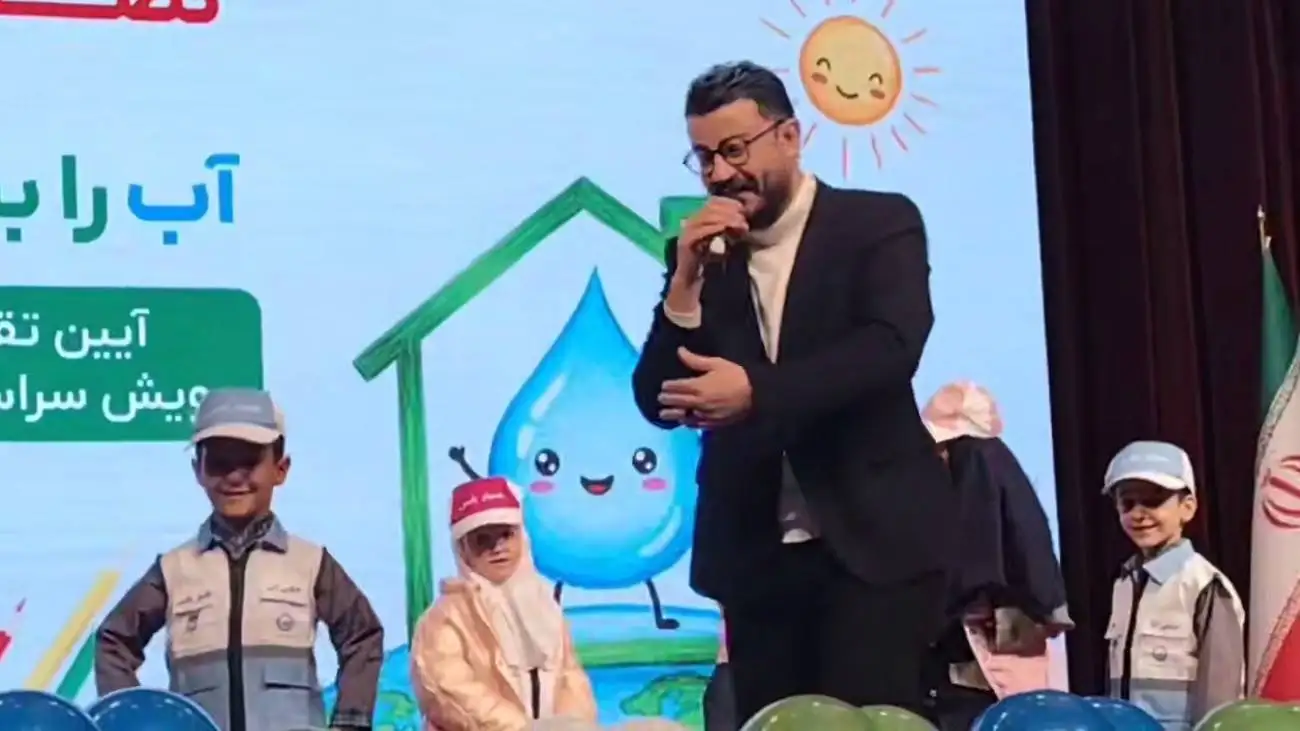 ویدیو  -  اتفاقی غیرمنتظره روی سن؛ زمین خوردن مجری شبکه 3