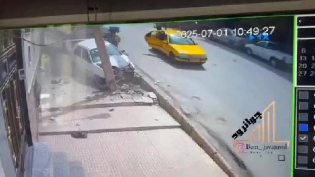تصادف جالب پراید با تیر برق !  -  ببینید
