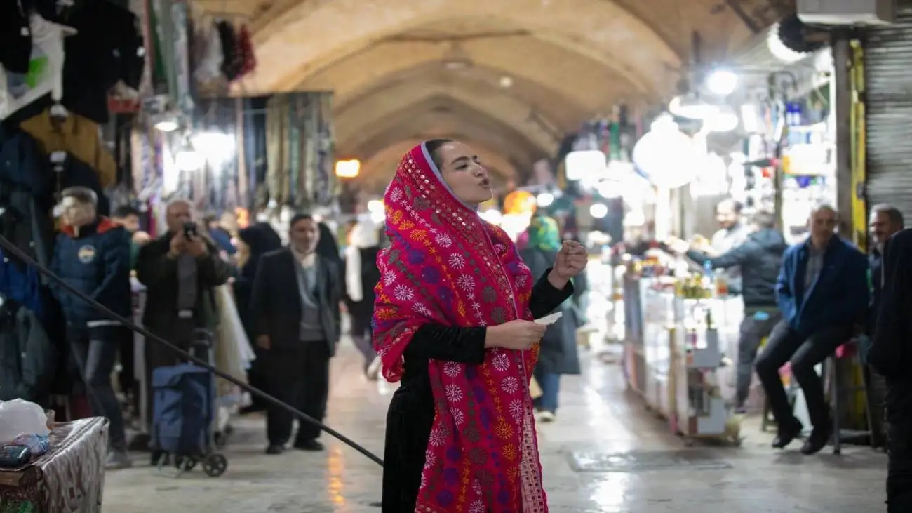 دختری که در بازارهای تاریخی نقالی می کند