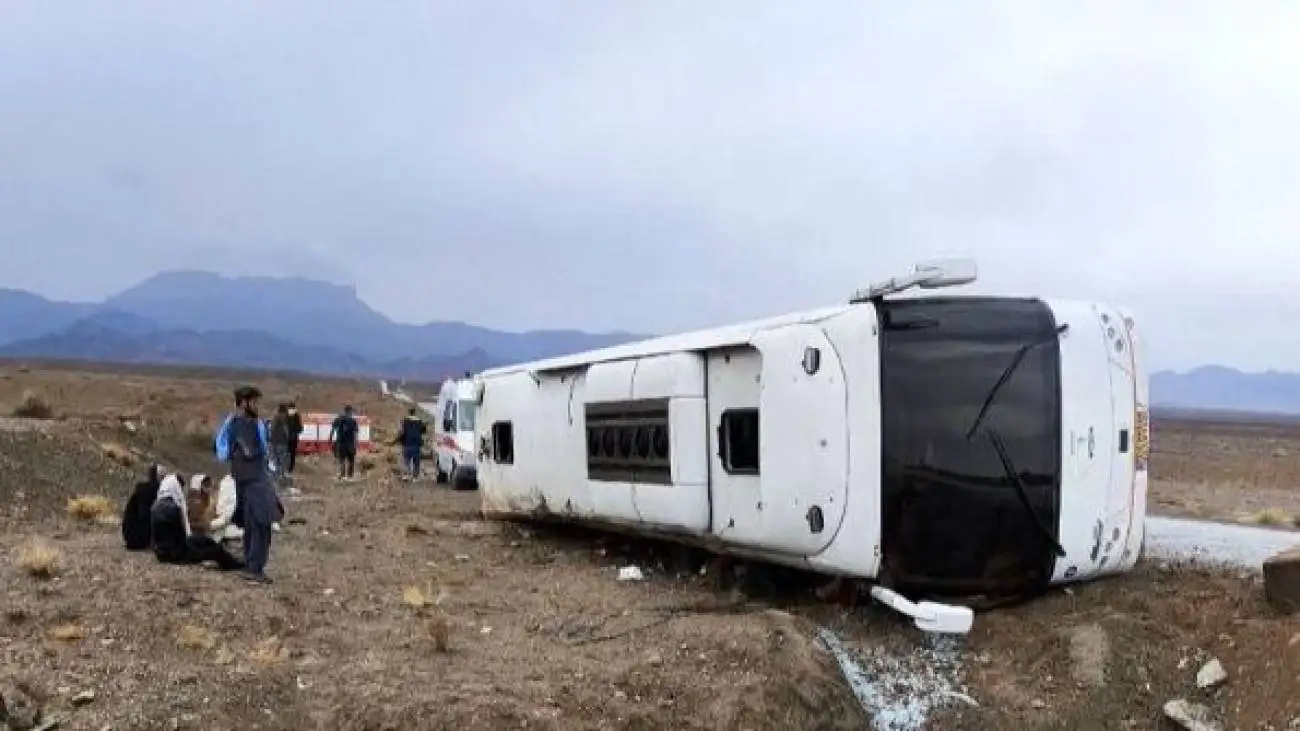 واژگونی اتوبوس در محور نائین با 3 کشته و 25 زخمی