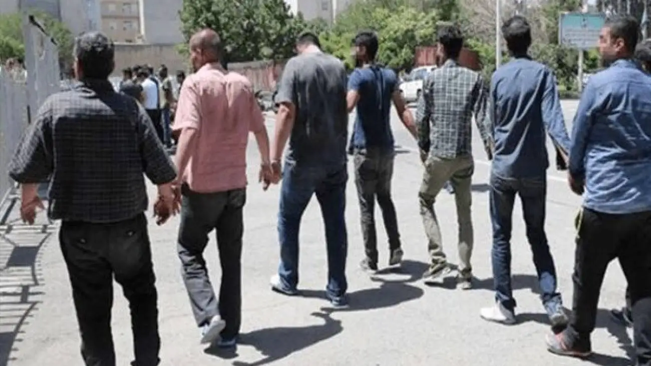 نزاع جالب و پرتاب سنگ بین 22 نفر در یک محله! + ویدئو  -  لحظات پرتاب سنگ و صحنه های جالب را ببینید