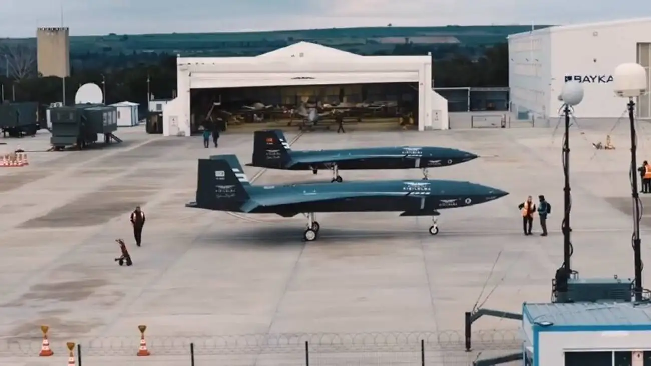 لحظه نخستین پرواز هماهنگ جنگنده های بدون خلبان   -  ببینید