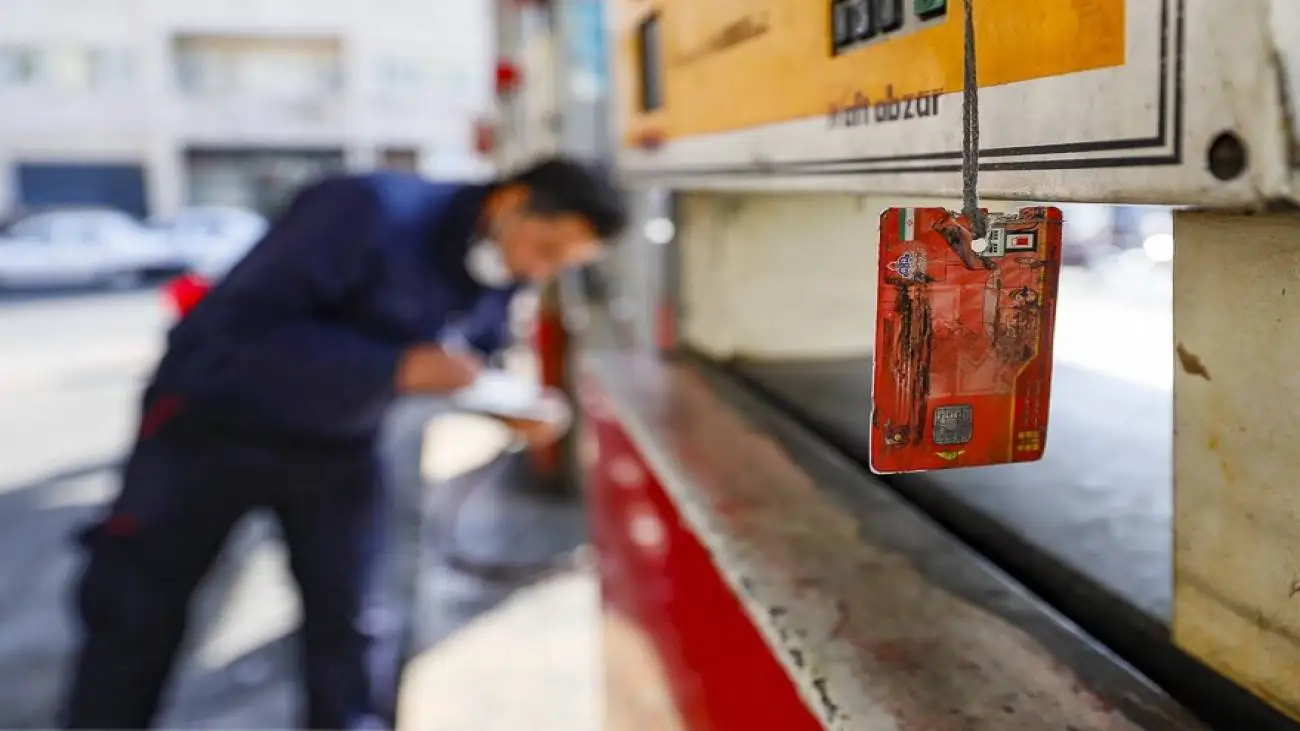 از گران کردن تا (بنزین به نفر)؛ عملیاتی ترین گزینه پزشکیان  -  جزئیات 3گزینه پرونده بنزین روی میز دولت