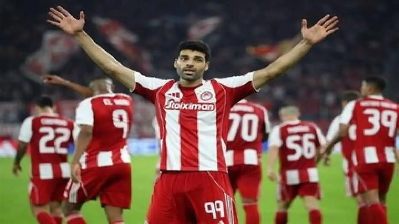 تصویر  -  طارمی و بازیکنان المپیاکوس روی هوا جشن گرفتند