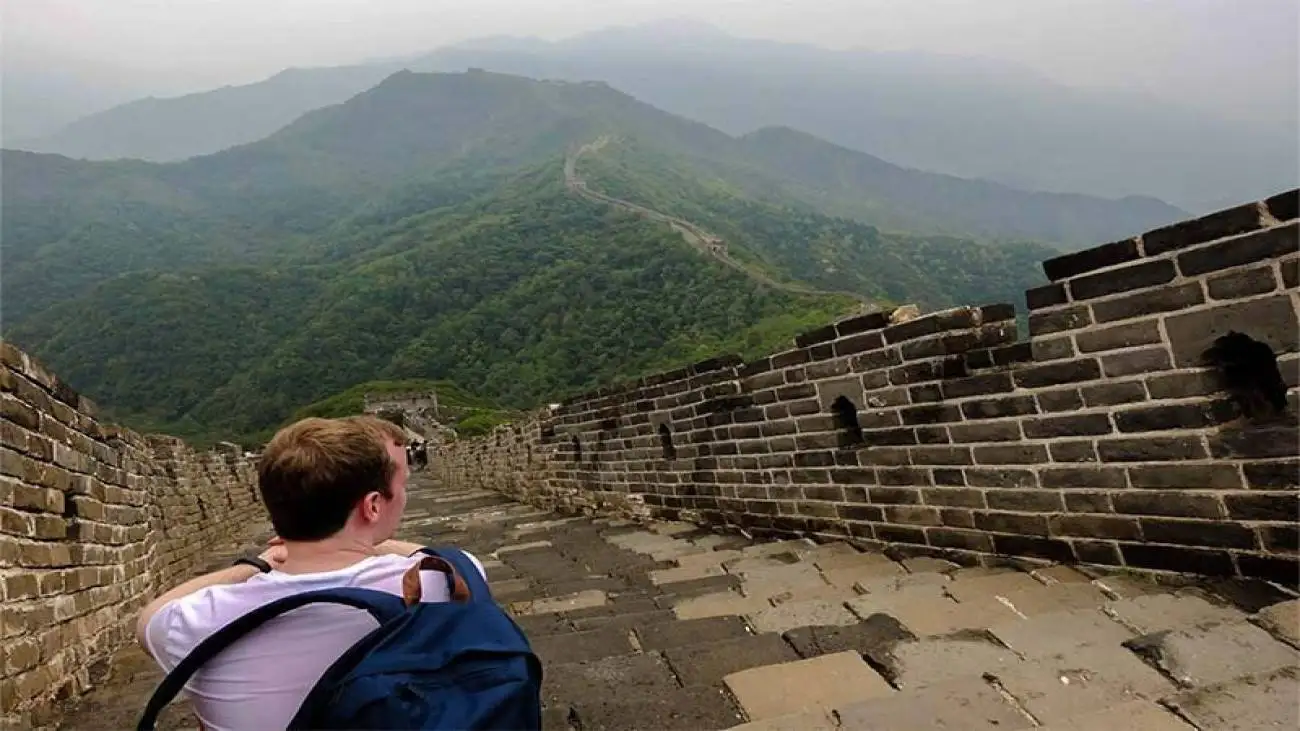 نماز خواندن بازیگر سریال ستایش روی دیوار چین + ویدئو