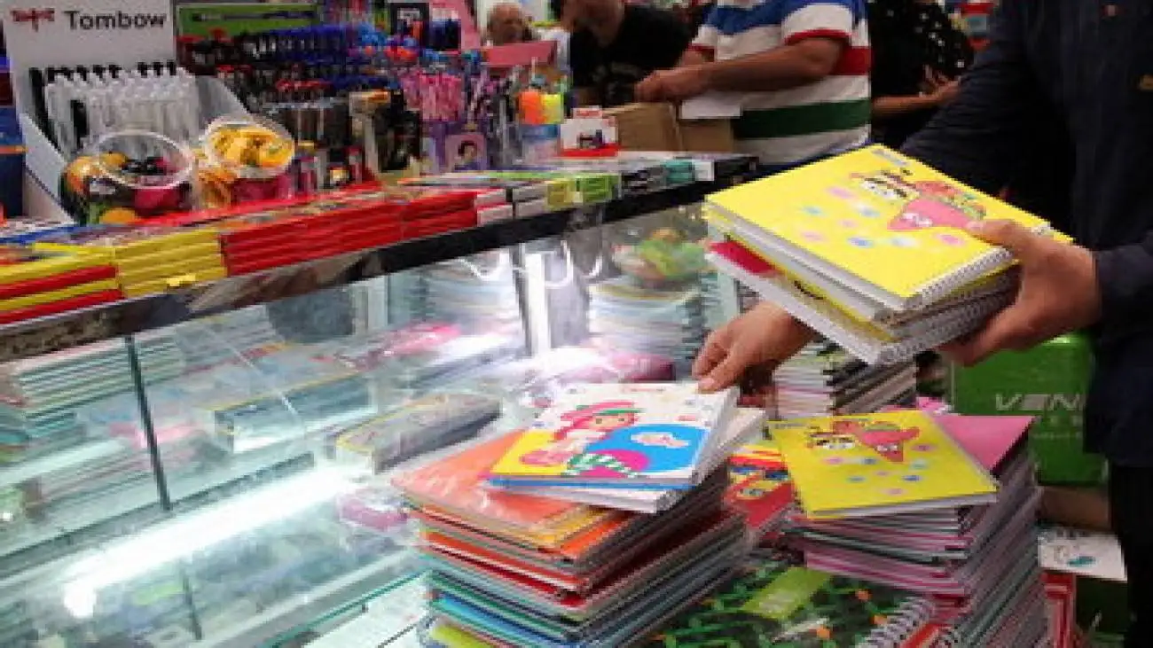 گرانی بی سابقه قیمت لوازم التحریر -  خانواده ها تماشاگر ویترین مغازه ها شدند