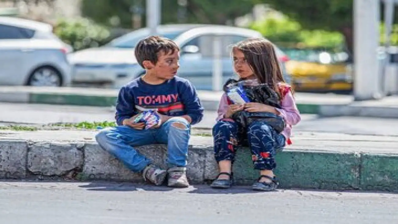 دختری فقیر که ناگزیر به دستفروشی در خیابان شده