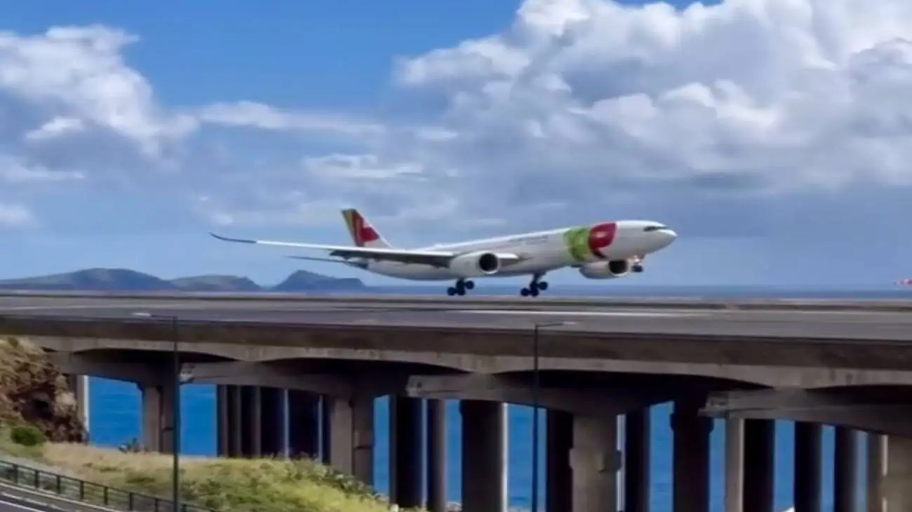 ورود تیم خنثی سازی بمب به فرودگاه این کشور اروپایی + ویدئو  -  ماجرا چیست؟