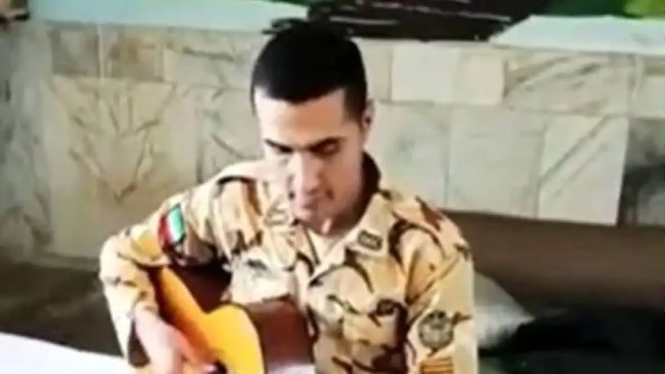 فیلم آواز جگرسوز  -   سربازه یواشکی سازشو از رفیقش گرفت آغاز کرد خوندن واسه عشق خوشگلش