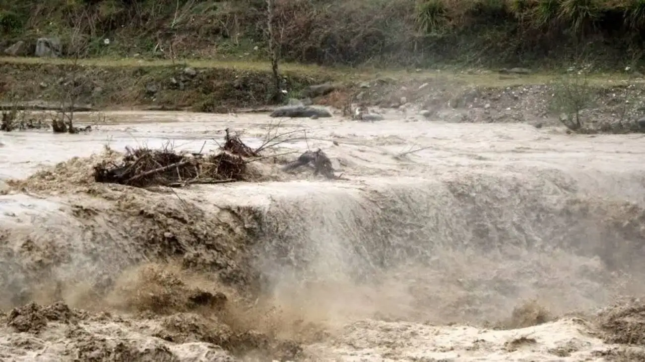 ویدیو  -  طغیان رودخانه ها در پی بارش باران در شهرستان ملکشاهی استان ایلام