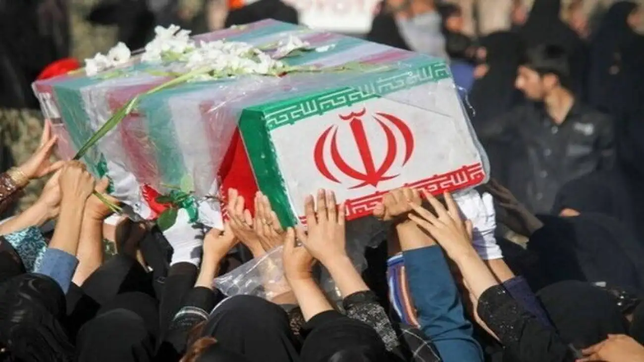 حضور سردار فدوی در مراسم تشییع شهید حاجی زاده  -  عکس