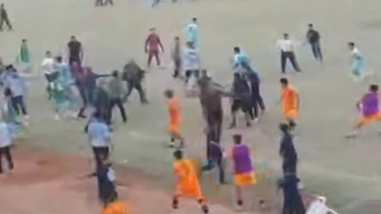 ویدیو  -  فوتبال یا رینگ بوکس؛ کتک کاری شدید بین بازیکنان تیم های ستارگان افسر بیدگل کاشان و سایپا اهواز