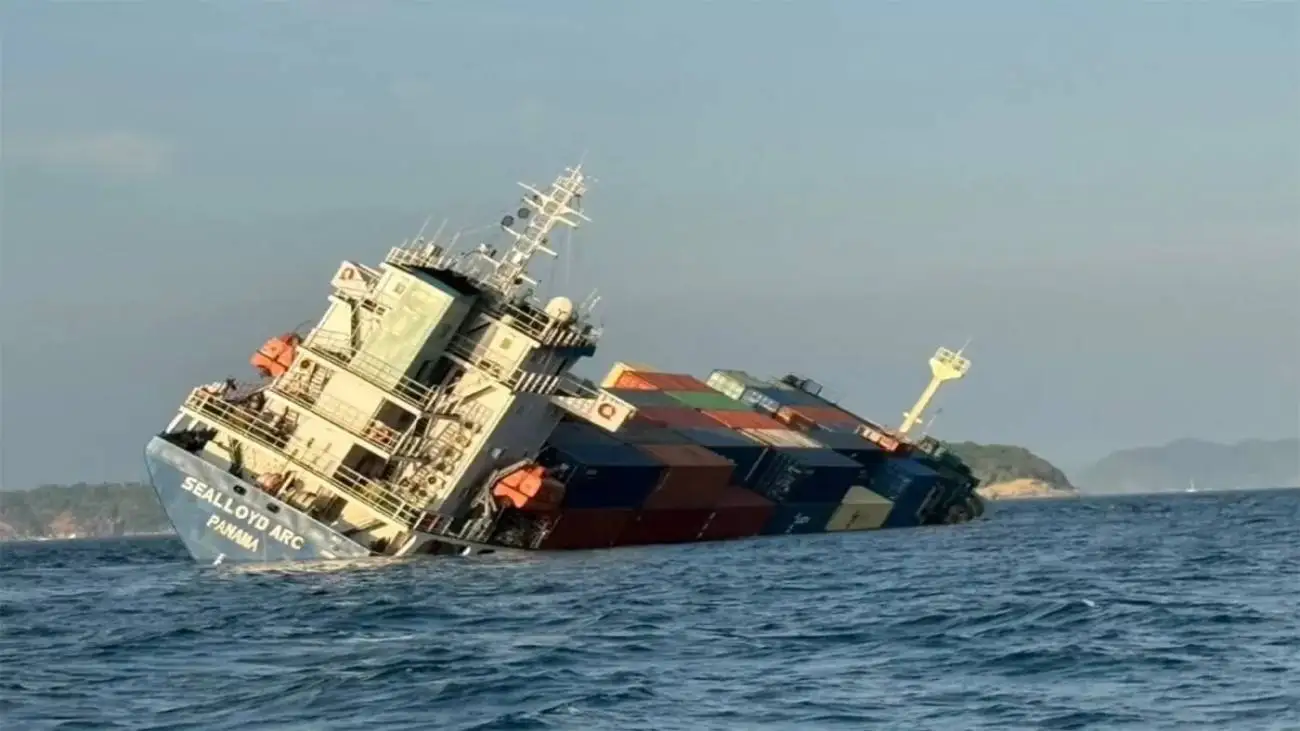 ویدیو  -  غرق شدن یک کشتی کانتینری تایلندی حامل 290 کانتینر