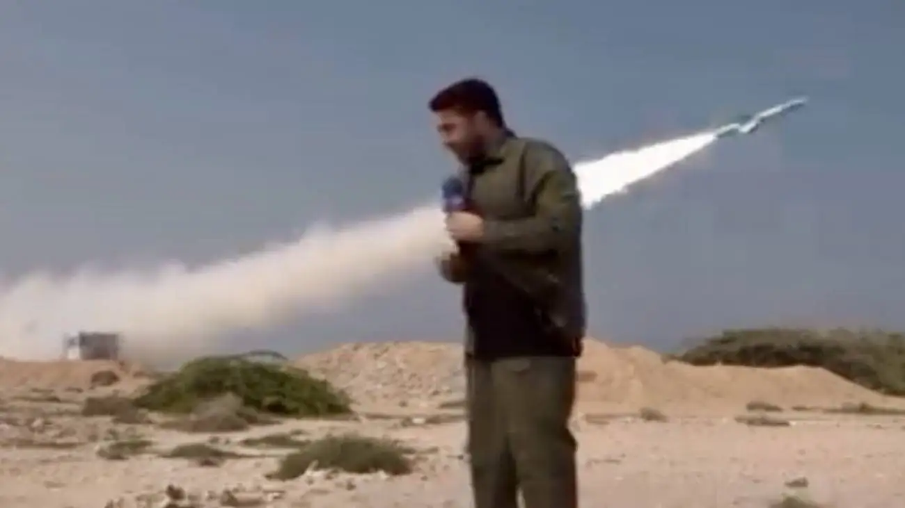 لحظه پیاده شدن سردار تنگسیری در عرشه ناو در تنگه هرمز؛ تسلط سپاه به تنگه هرمز را   شلیک پیاپی موشک ها به اهداف فرضی؛ سلاح های روز جنگ فرق دارد