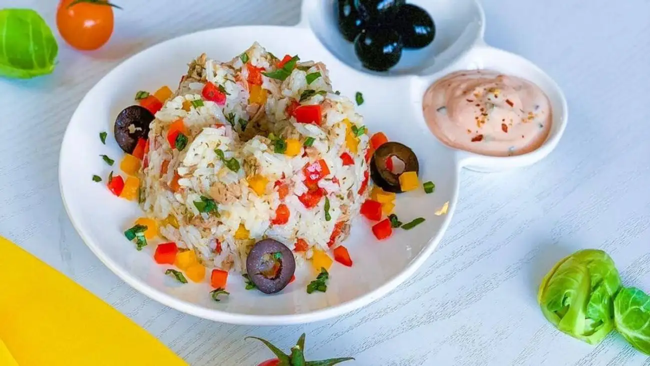 این سالاد خوشمزه را با برنج باقی مانده داخل یخچال درست کنید
