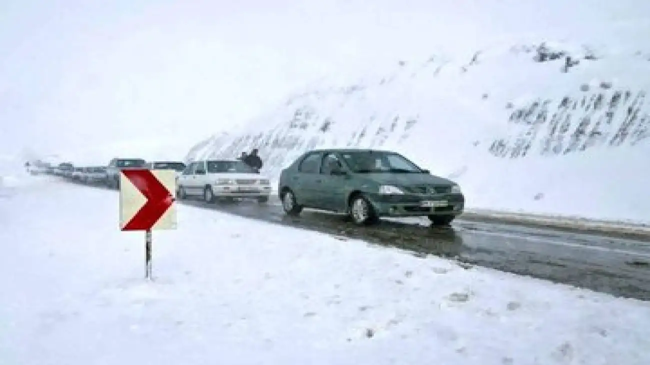 اینفوگرافیک -  هنگام گرفتاری در برف و کولاک چه کنیم؟