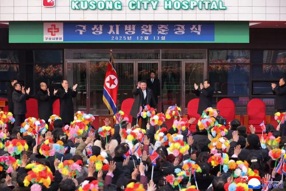 تلفن هوشمند 1300 دلاری در سرزمین حقوق های 3 دلاری؛ خواهر رهبر کره شمالی با گوشی تاشوی خارجی دیده شد+تصاویر