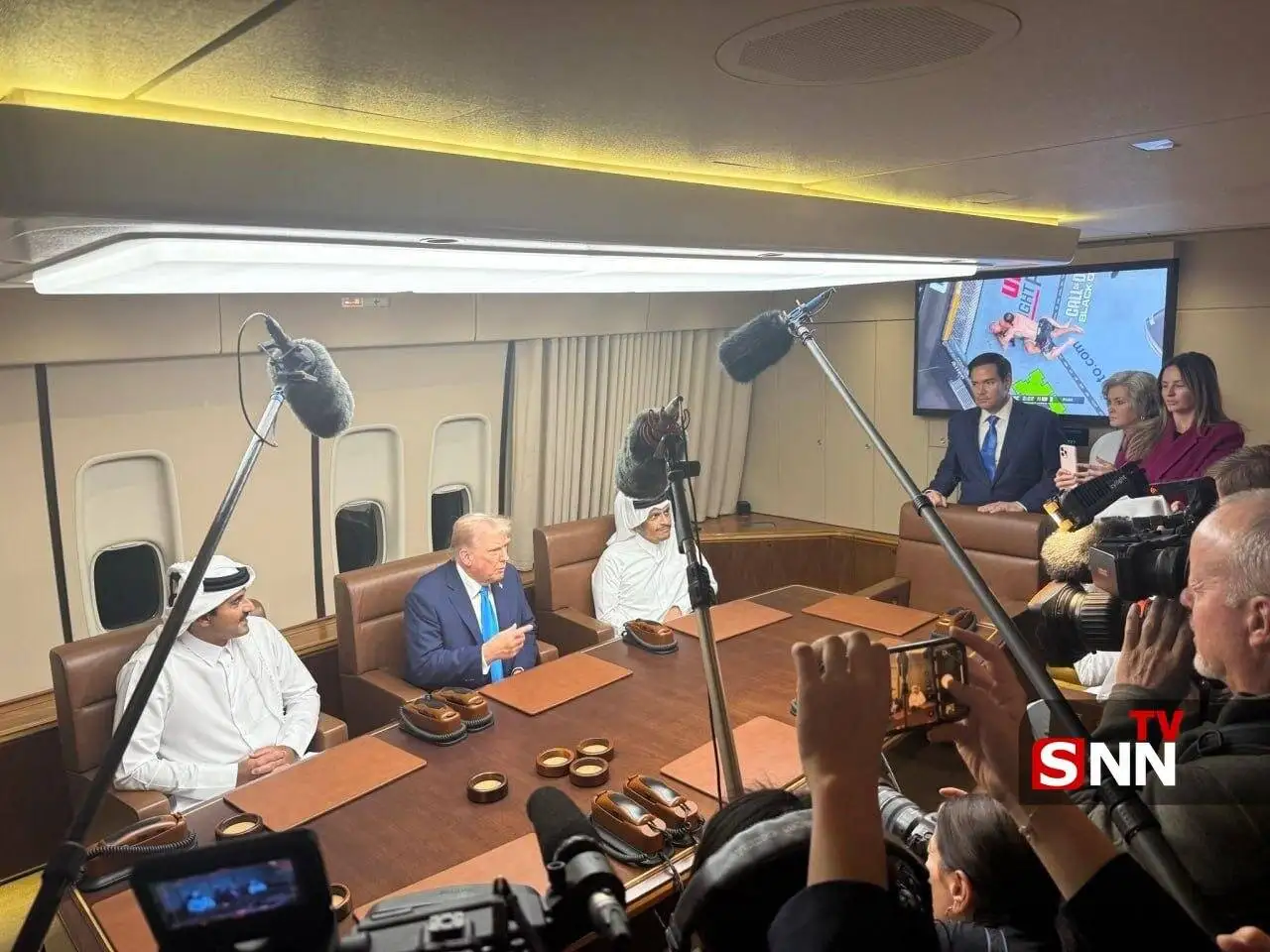 تصویر - تصویر جالب از تلویزیون ترامپ داخل هواپیما؛ دونالد عاشق این مسابقه است!