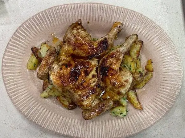 خروس سرخ شده با مرینیت ویژه در کنار سیب زمینی برشته - مراحل کامل روش تهیه + تصاویر