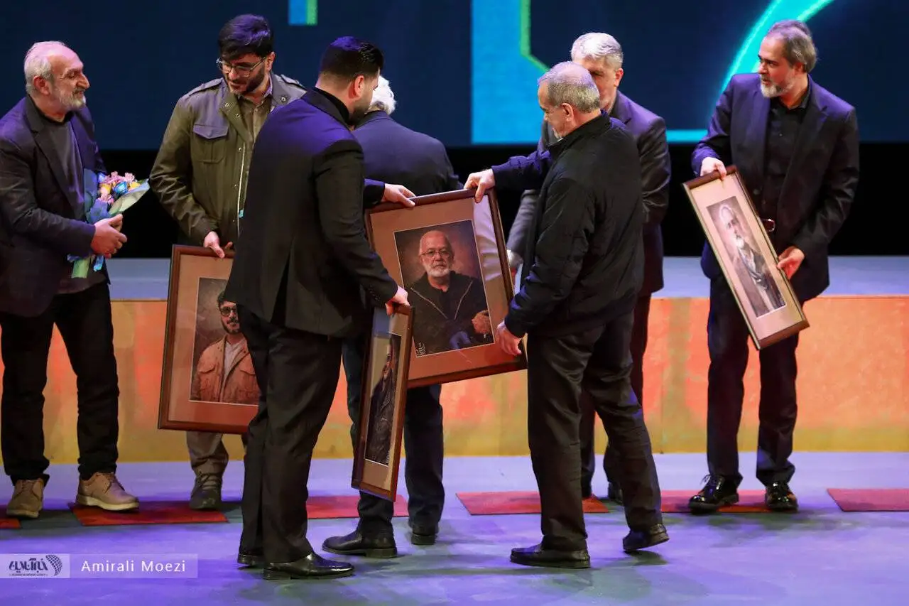 تصاویر - قاب هایی ماندگار اهدای جوایز برندگان جشنواره فجر توسط پزشکیان