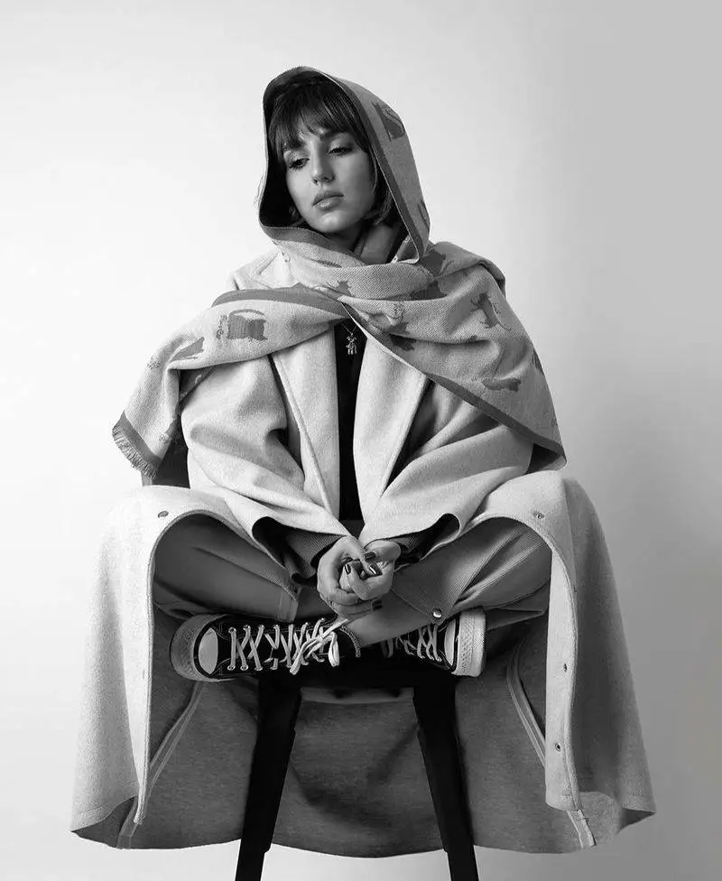 تصویری از فاز هنری نگار نیکدل با ژست نوبرانه - عکس سیاه و سفید با چتری های جذاب