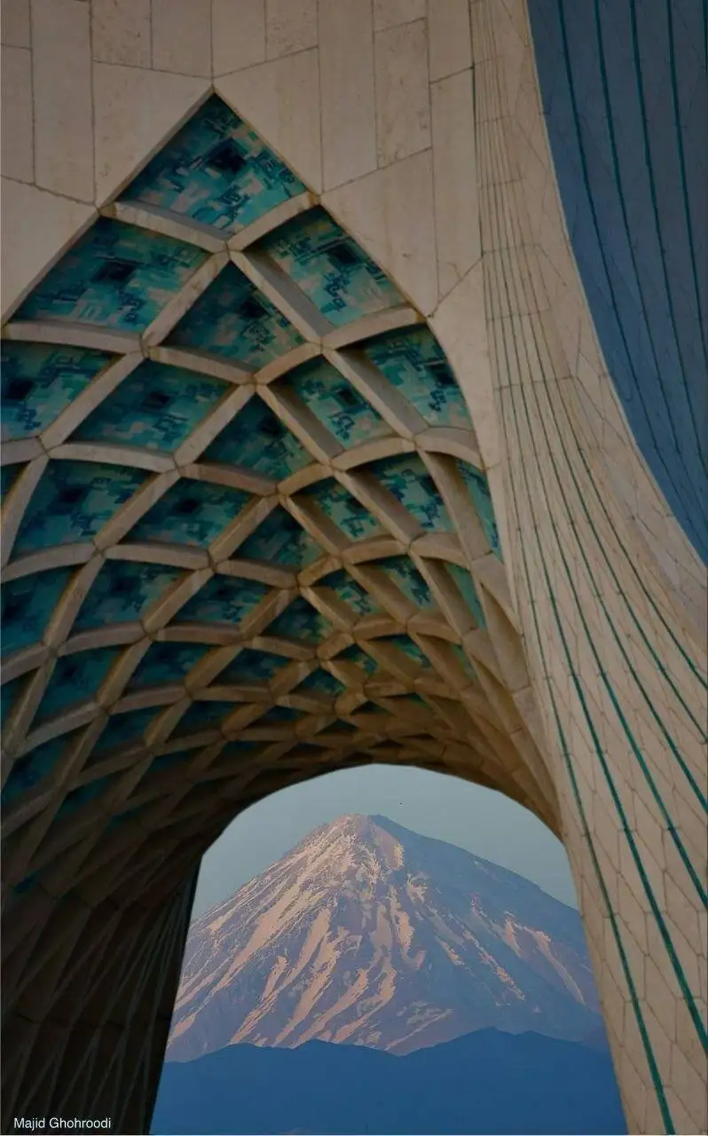 تصویر - یک قاب منحصربفرد؛ دماوند پرشکوه در دل برج آزادی