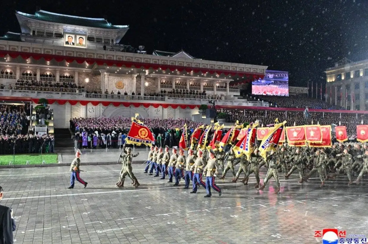 کره شمالی موشک قاره پیمای جدید خود را با حضور مدودف به نمایش گذاشت؛ کیم آمریکا را تهدید هسته ای کرد؟ - عکس