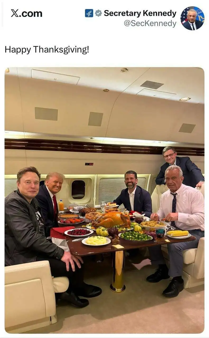 تصویر - آشتی ترامپ و ماسک در جشن شکرگزاری با بوقلمون در هواپیما