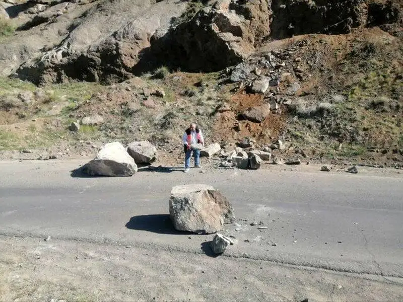 حادثه ریزش سنگ در جاده کرج