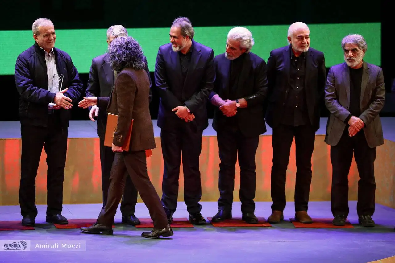 تصاویر - قاب هایی ماندگار اهدای جوایز برندگان جشنواره فجر توسط پزشکیان