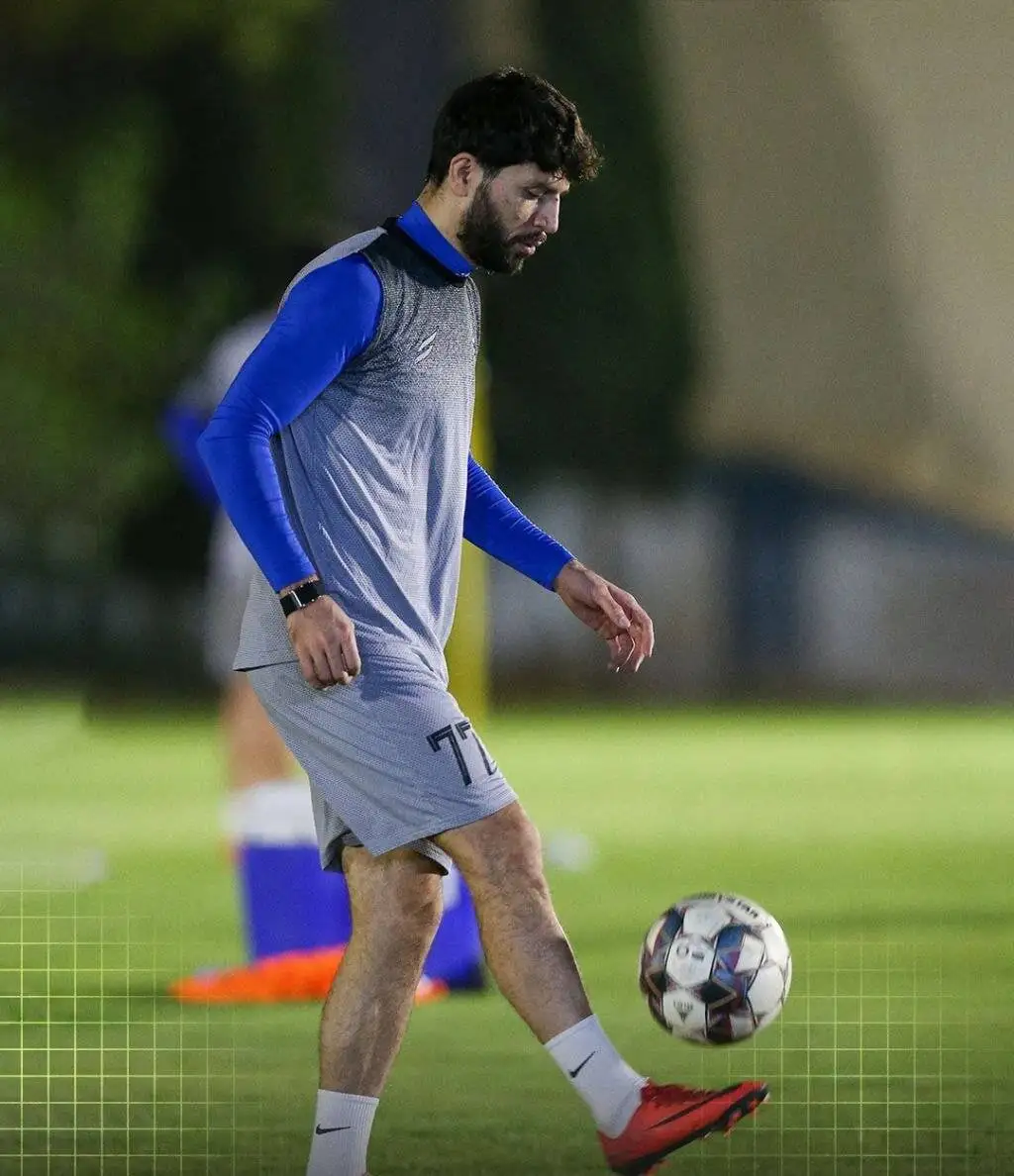 عکس - ستاره استقلال پا به توپ شد