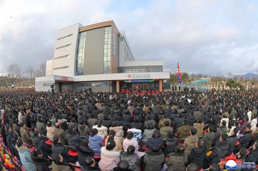 تلفن هوشمند 1300 دلاری در سرزمین حقوق های 3 دلاری؛ خواهر رهبر کره شمالی با گوشی تاشوی خارجی دیده شد+تصاویر