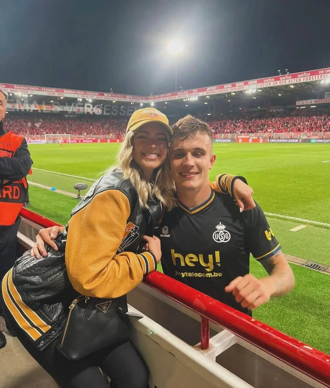 تصویر - ستاره دورگه تیم ملی ایران در کنار همسرش