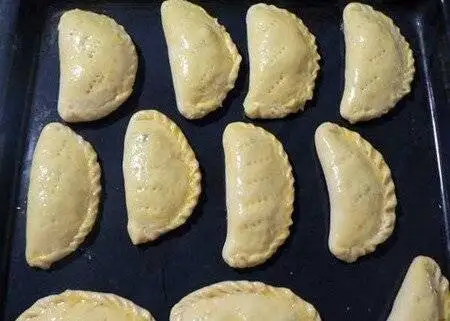 درست کردن پیراشکی پیتزایی خانگی با خمیر نرم و کش دار