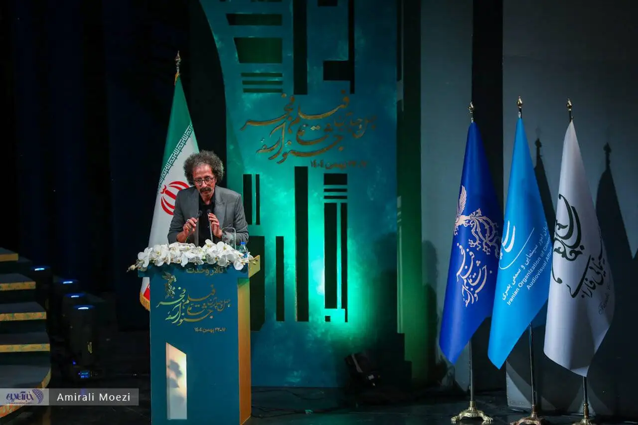 تصاویر - قاب هایی ماندگار اهدای جوایز برندگان جشنواره فجر توسط پزشکیان