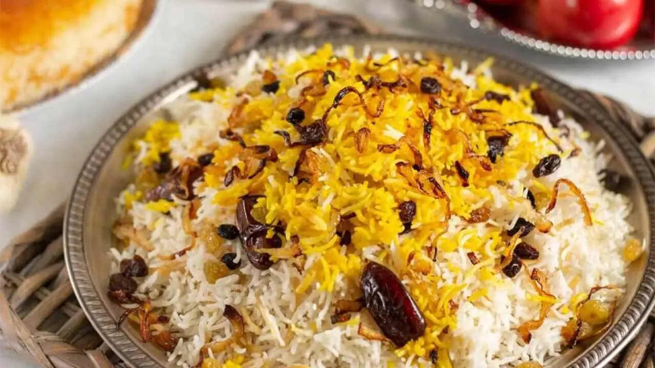 دستور تهیه رشته پلو با خرما و کشمش، سحری گرم و مقوی