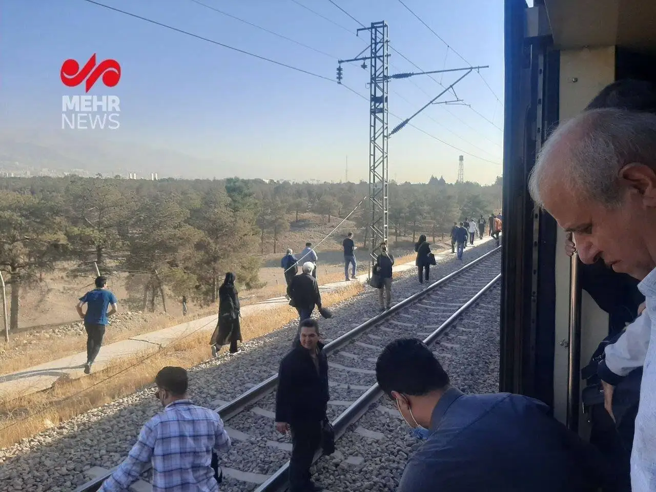 اختلال در مترو؛ مردم از قطار پیاده شدند و روی ریل به مسیرشان ادامه دادند - عکس