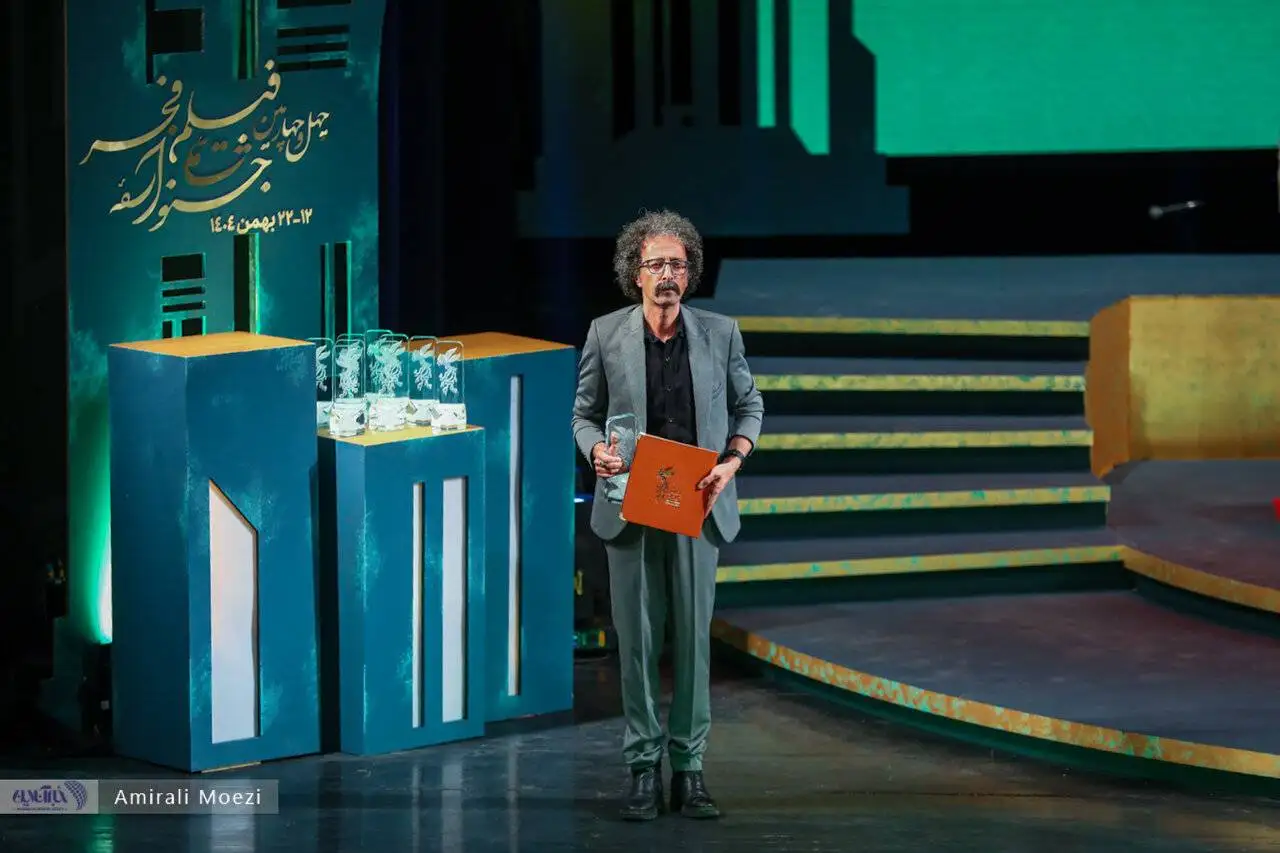 تصاویر - قاب هایی ماندگار اهدای جوایز برندگان جشنواره فجر توسط پزشکیان