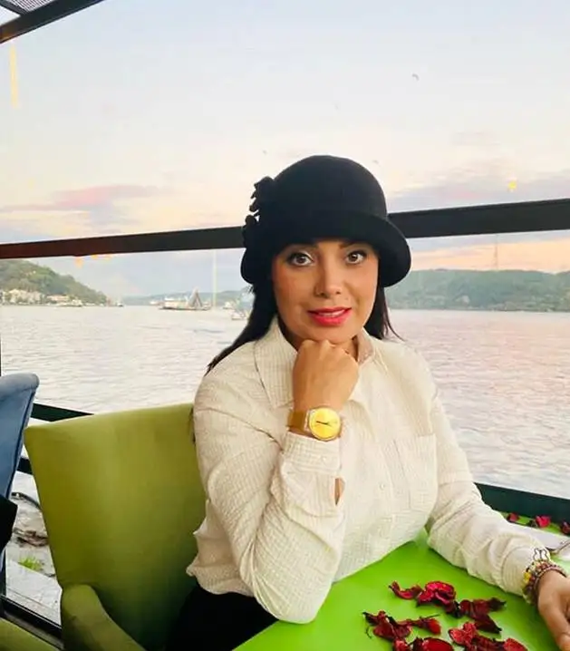 عکس - بررسی استایل شیک و فرانسوی صبا راد در قرار عاشقانه کنار دریا در ترکیه