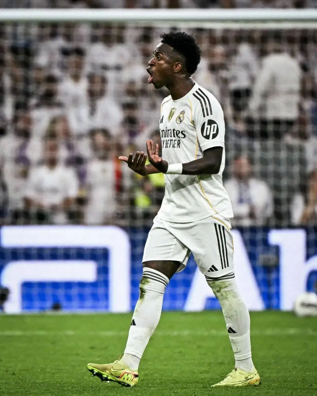 عکس - رفتارهای زشت وینیسیوس بعد از تعویض در الکلاسیکو