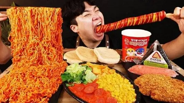 جنونِ (خوردن) در فضای مجازی - دلایل اعتیاد به تماشای برنامه فودبلاگرها چیست؟