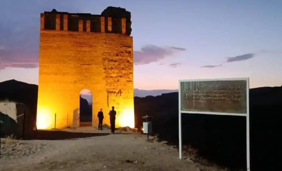 نورپردازی جالب قلعه ضحاک - عکس