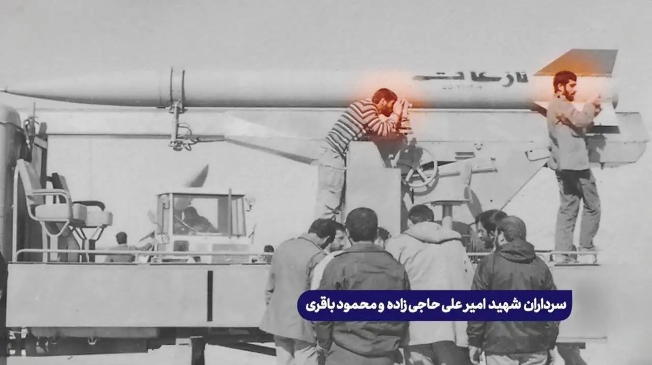 تصویر - شهیدان حاجی زاده و محمود باقری هنگام آماده سازی برای شلیک راکت نازعات، نخستین راکت بومی ایران در سال 66