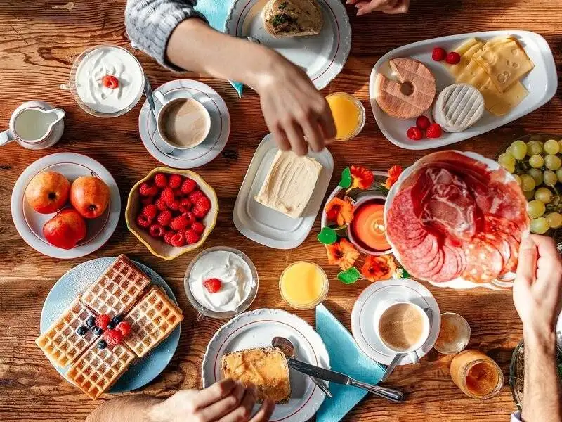 این صبحانه محبوب و خوشمزه فشار خون را بالا می برد