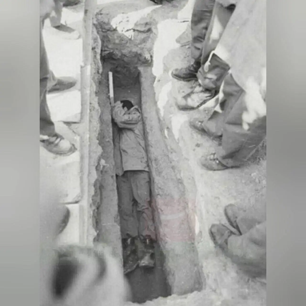 تصویر - نخستین باری که سرلشکر محمد باقری داخل قبر خوابید!